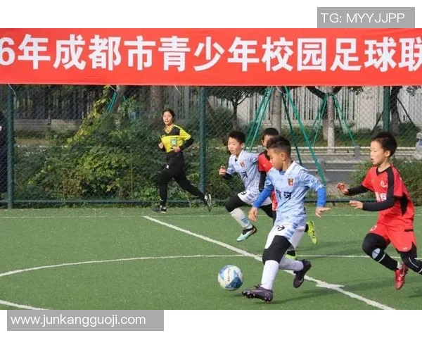 足球之星闪耀赛场技艺超群引领风潮激励无数年轻梦想追逐者